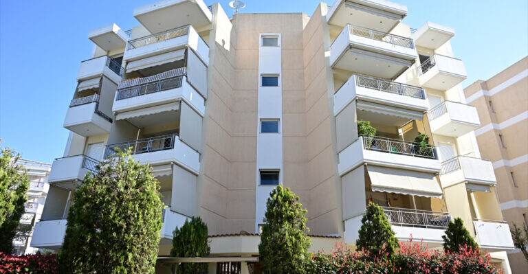 Γυναίκα στο Μαρούσι έπεσε από τον 4ο, προσγειώθηκε στον 3ο, ανέβηκε και ξαναέπεσε