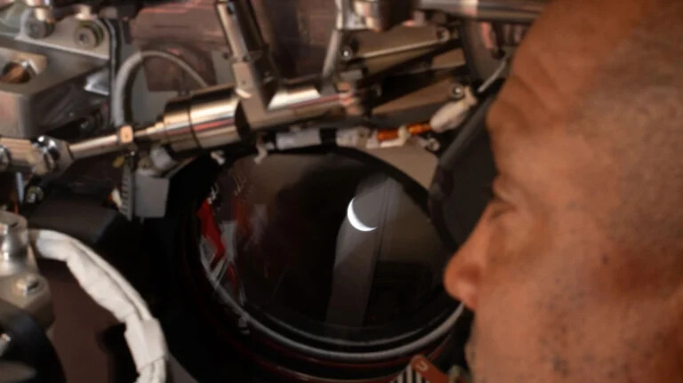 Artemis II: Η ολική έκλειψη Ηλίου πίσω από τη Σελήνη και η επανασύνδεση του Orion με τη Γη μετά από 40 λεπτά «σιωπής»