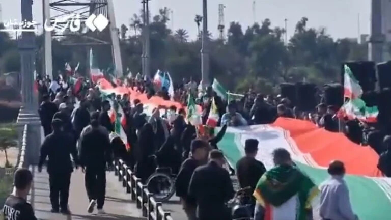 Ανθρώπινες αλυσίδες σχηματίζονται στο Ιράν - «Στις 8 θα συμβεί» προειδοποιεί ο Τραμπ