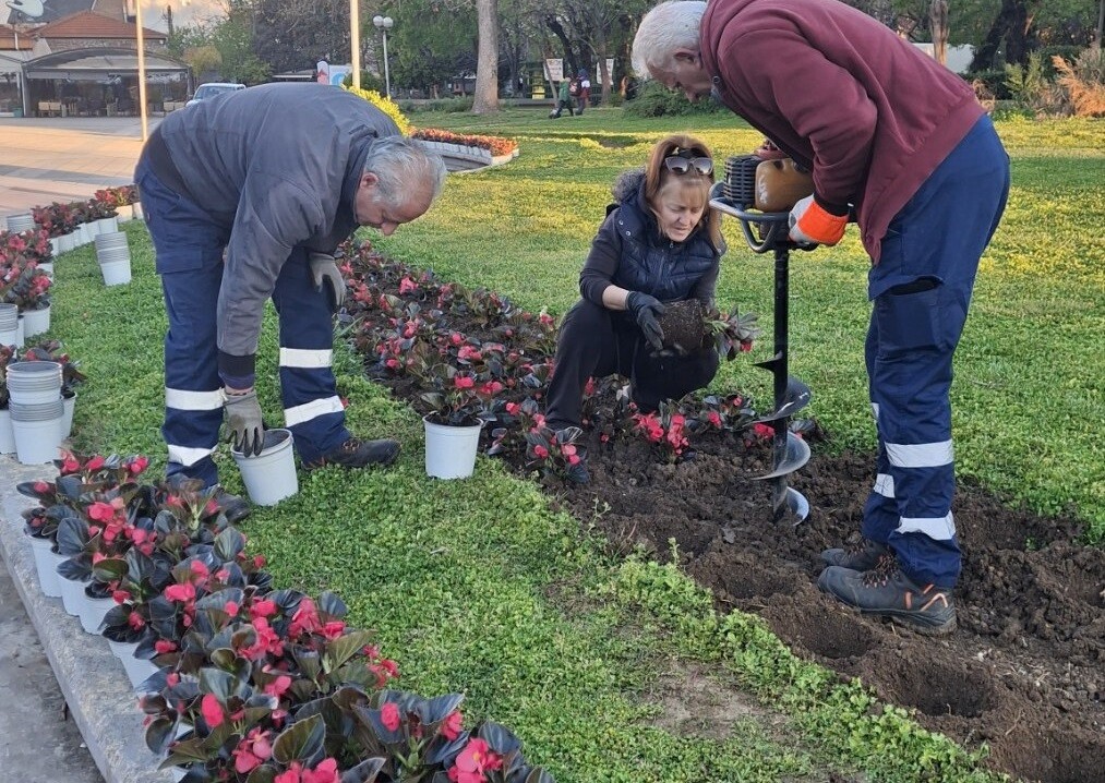 Εαρινές φυτεύσεις από την υπηρεσία πρασίνου του Δήμου Καρδίτσας (ΦΩΤΟ)
