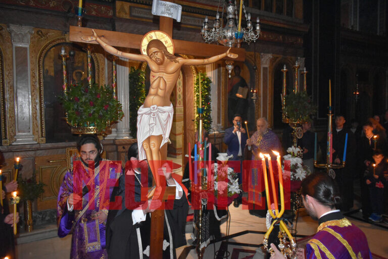 Aναπαράσταση της σταύρωσης του Θεανθρώπου στον Ι.Μ. Ναό των Αγίων Κωνσταντίνου και Ελένης