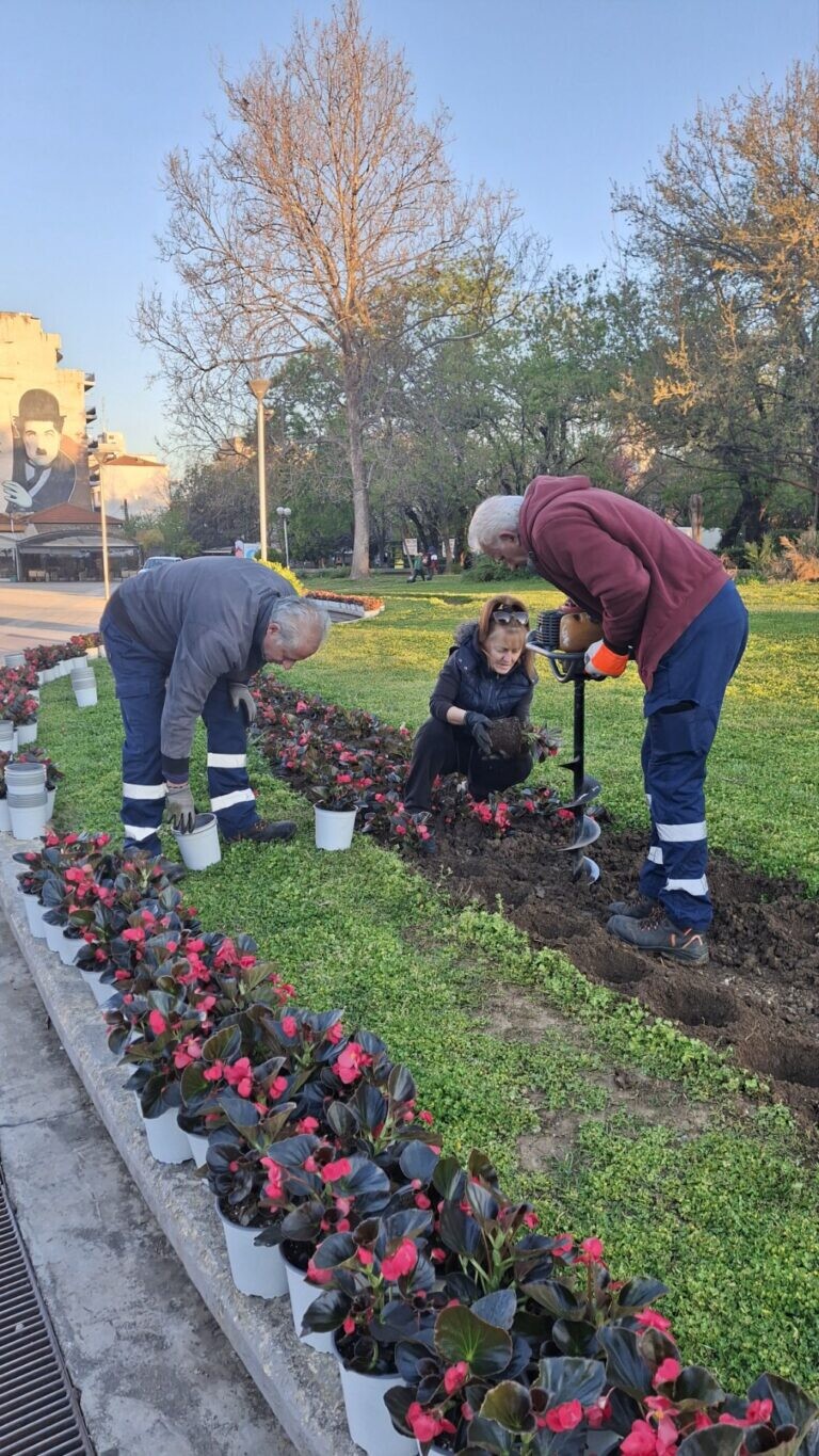 Εαρινές φυτεύσεις από την υπηρεσία πρασίνου του Δήμου Καρδίτσα