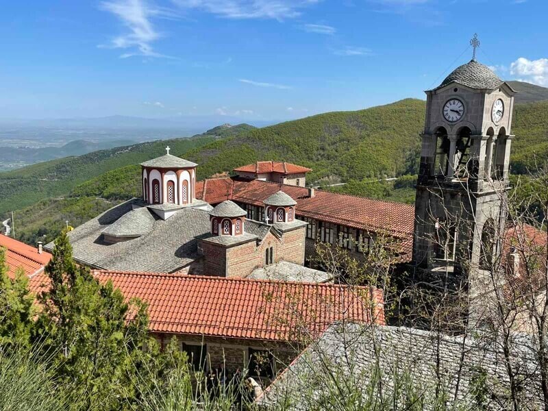 Ρίγη συγκίνησης στη Μονή Κορώνης: Η κορύφωση του Θείου Δράματος μέσα από την καθηλωτική Αποκαθήλωση + ΦΩΤΟ