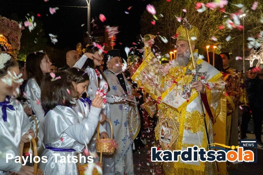 Υπό τους ήχους των Εγκωμίων, η συνάντηση των Επιταφίων στην κεντρική πλατεία της Καρδίτσας + (Φωτό)