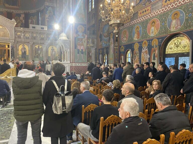 Κοσμοσυρροή στον Αγιο Αχίλλιο για την πρώτη Ανάσταση (εικόνες)