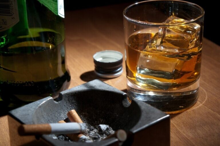 «Μεγάλος αδελφός» για τσιγάρα και ποτά: Τι αλλάζει από 16 Απριλίου