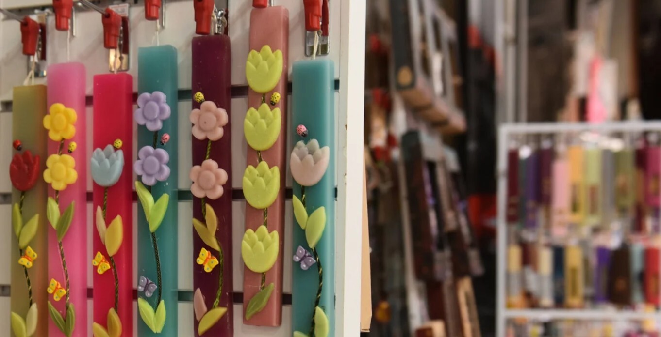 Απαγορεύεται να τις πετάξεις - Τι κάνουμε τις λαμπάδες μετά την Ανάσταση  