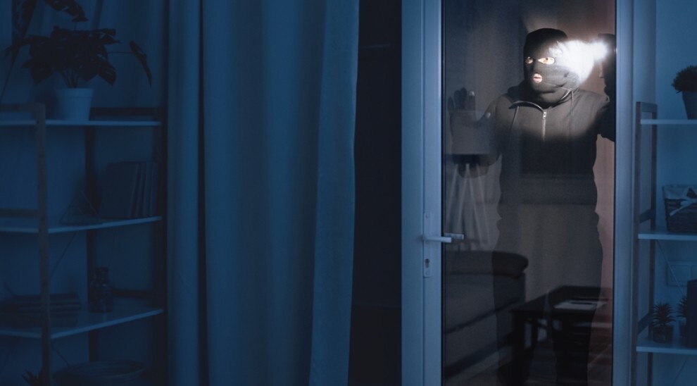 Λάρισα: Ατζαμής διαρρήκτης ξέχασε το τσαντάκι του στη βεράντα και ταυτοποιήθηκε από την Αστυνομία