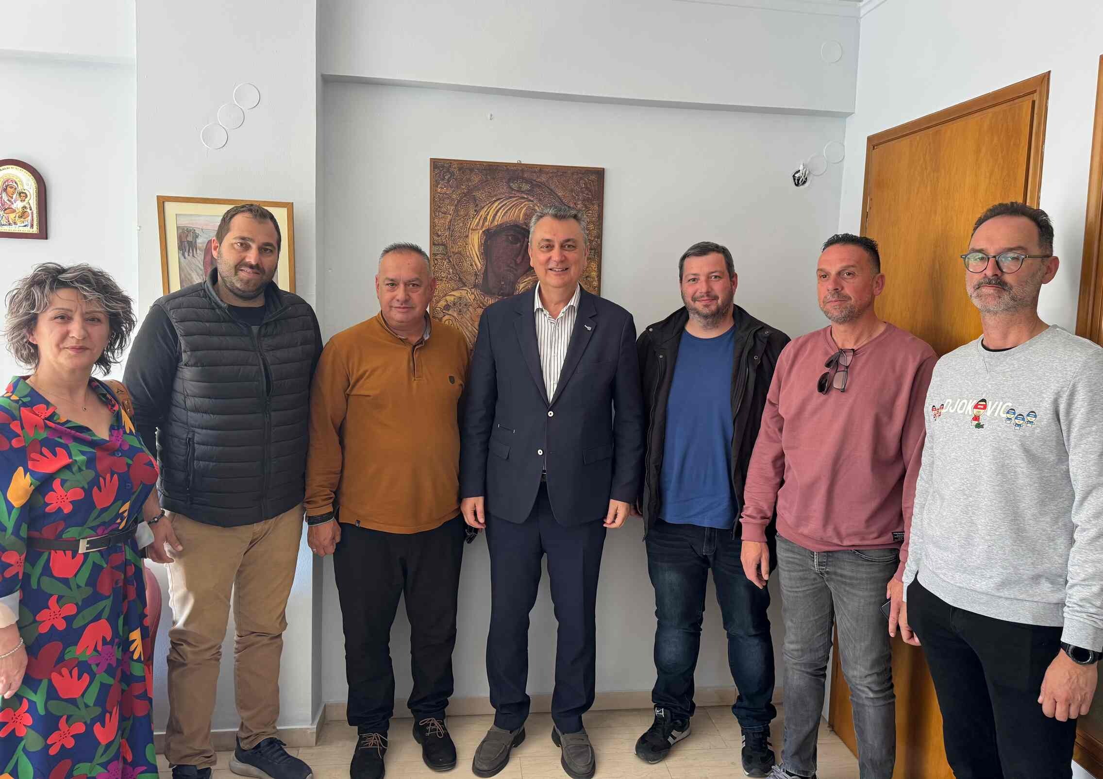 Παρεμβάσεις Κωτσού για τα σχολικά δρομολόγια: Πίεση για επιτάχυνση διαδικασιών και λύση πριν τη νέα σχολική χρονιά.