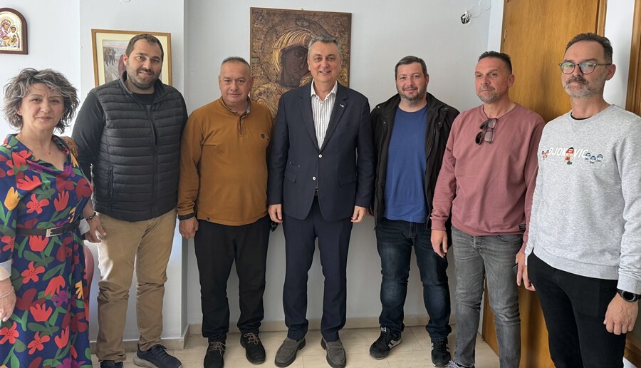 Παρεμβάσεις Κωτσού για τα σχολικά δρομολόγια: Πίεση για επιτάχυνση διαδικασιών και λύση πριν τη νέα σχολική χρονιά