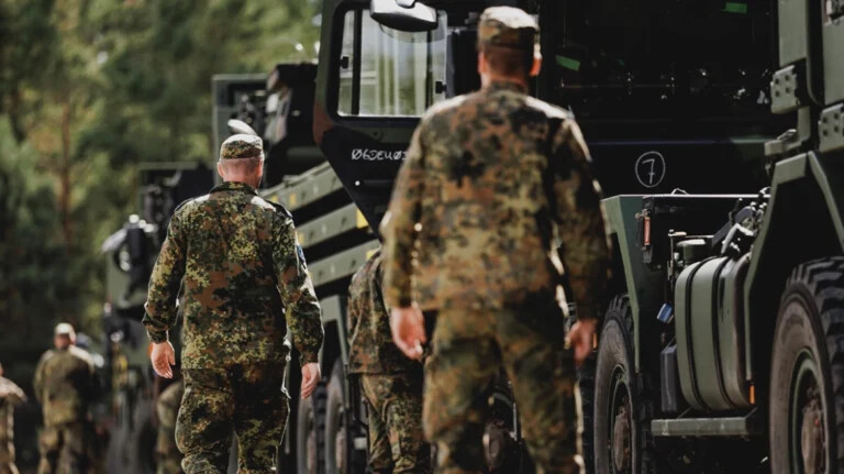 Wall Street Journal: Οι Ευρωπαίοι ετοιμάζουν εναλλακτικό σχέδιο αν ο Τραμπ βγάλει τις ΗΠΑ από το ΝΑΤΟ, ο ρόλος της Γερμανίας