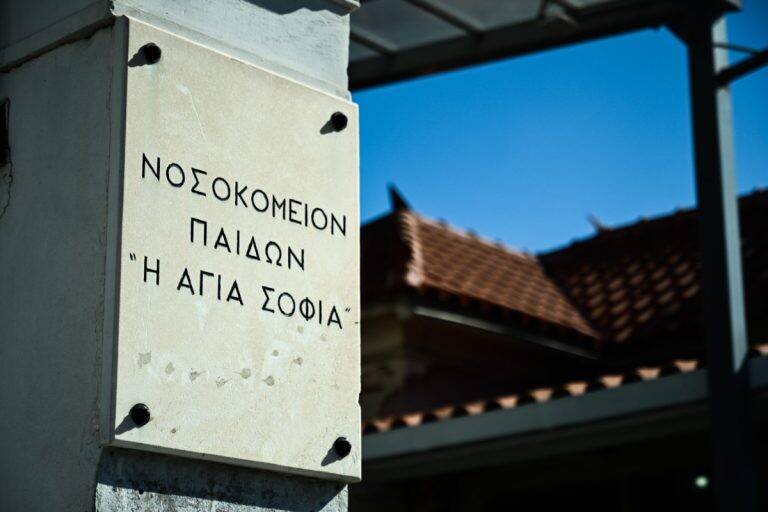 Πολύωρη μάχη έδωσαν οι γιατροί για την 13χρονη που έπεσε από μπαλκόνι σχολείου στο Χαϊδάρι – Εξαιρετικά κρίσιμη η κατάστασή της