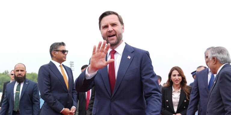 Στο Πακιστάν σήμερα ο Βανς: Διπλωματικός πυρετός και απειλές μεταξύ ΗΠΑ και Ιράν πριν εκπνεύσει η εκεχειρία