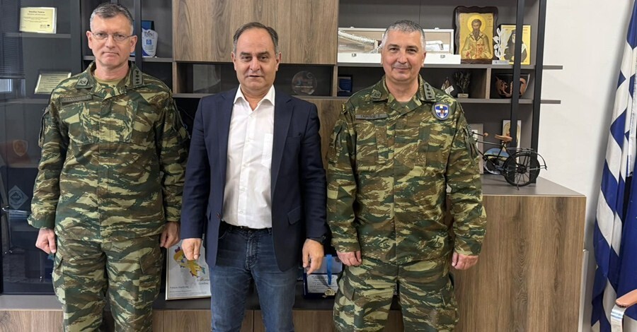 Επίσκεψη στο Δήμαρχο κ. Τσιάκο από τον νέο και τον απερχόμενο διοικητή του ΚΕΣΝ Ρούσσου