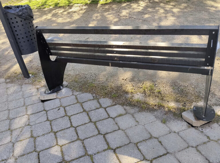 Στον... αέρα το παγκάκι