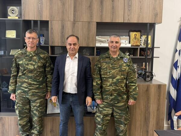 Επίσκεψη στο Δήμαρχο κ. Τσιάκο από τον νέο και τον απερχόμενο διοικητή του ΚΕΣΝ Ρούσσου