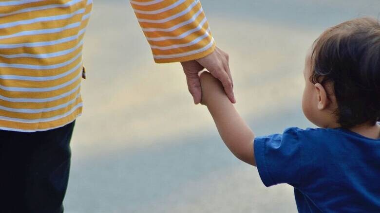 «Νταντάδες της Γειτονιάς»: Στις 27 Απριλίου ανοίγει η πλατφόρμα, τα ποσά της ενίσχυσης για γονείς με πλήρη και μερική απασχόληση