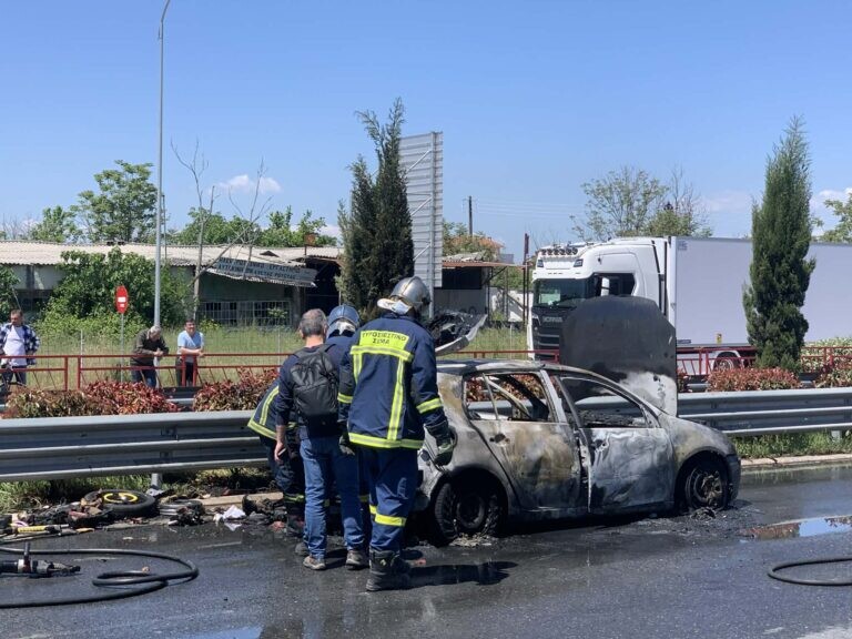 Πανικός στη Λάρισα: Αυτοκίνητο τυλίχτηκε στις φλόγες εν κινήσει και κάηκε ολοσχερώς