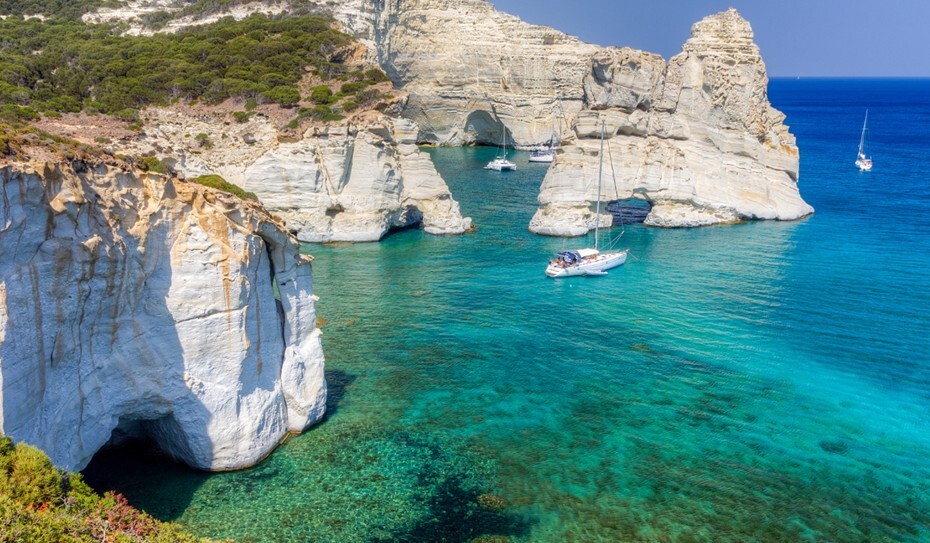 Πώς να οργανώσεις την τέλεια μέρα στη Μήλο με σκάφος