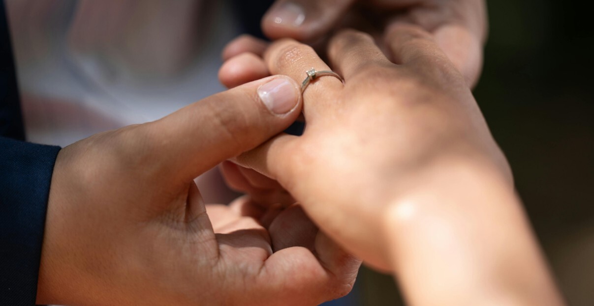 Τρεις τρόποι για να τον κάνεις να καταλάβει ποιο μονόπετρο σου αρέσει