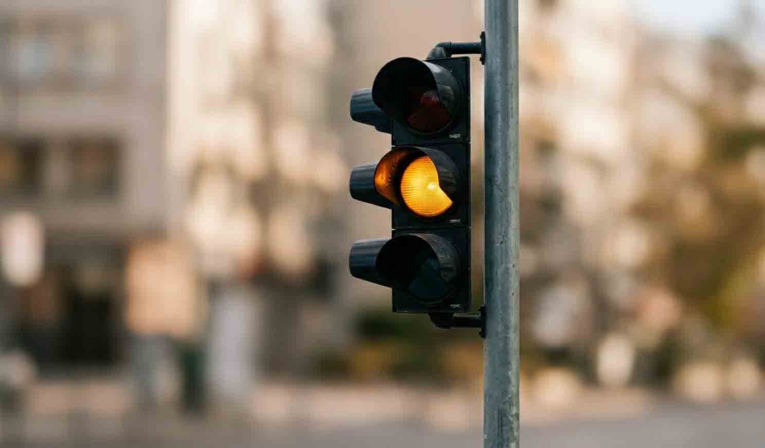 Μπορώ να περάσω το φανάρι με… πορτοκαλί; Τι λέει ο νέος ΚΟΚ και ποιο είναι το πρόστιμο