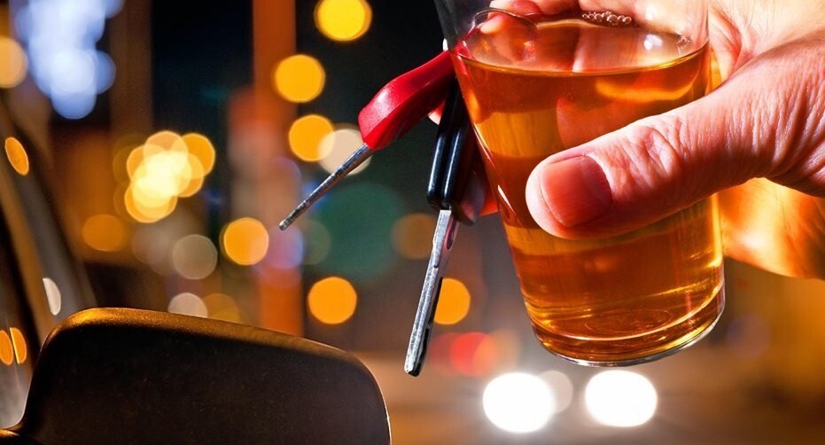 Καρδίτσα: Μεθυσμένος πήρε...σβάρνα τρία σταθμευμένα ΙΧ και συγκρούστηκε με κινούμενο αυτοκίνητο