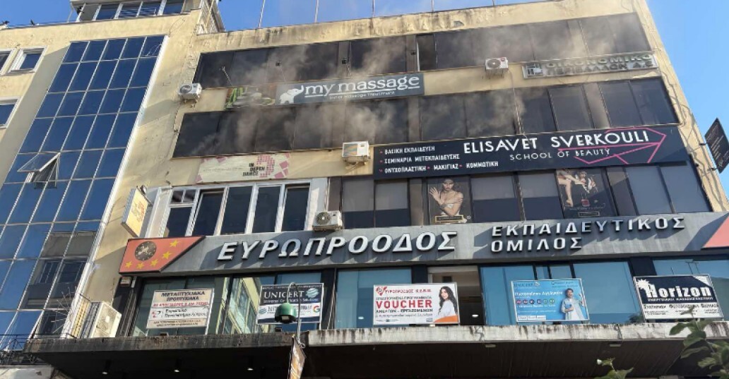 Φωτιά σε επιχείρηση στο κέντρο της Λάρισας