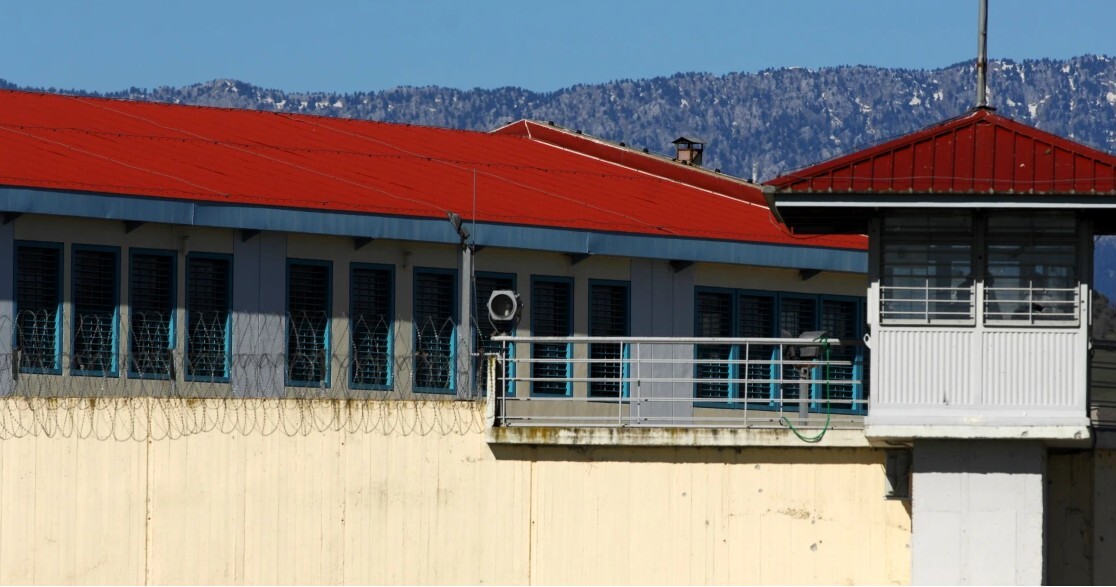 Στις σόλες από τις παντόφλες είχε κρύψει τα ναρκωτικά η γυναίκα που συνελήφθη στις φυλακές Τρικάλων