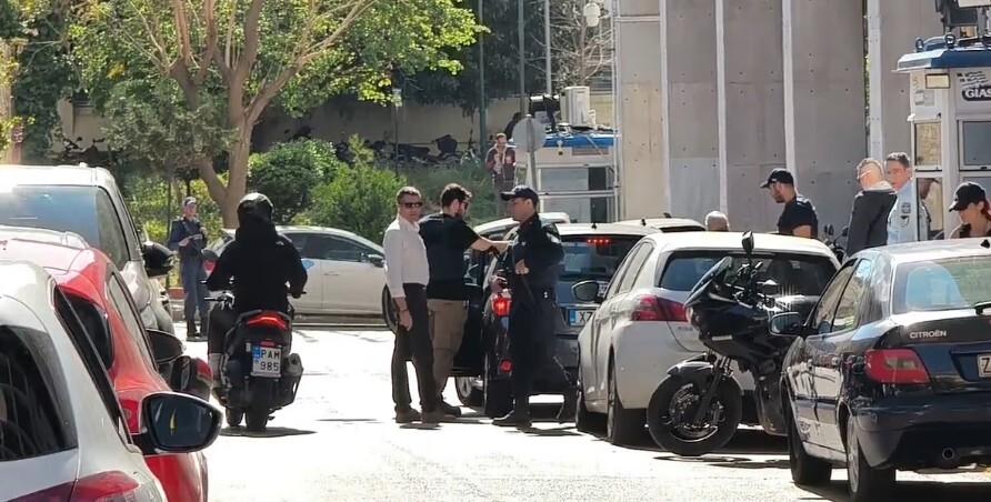 «Θα είμαι σε όλα τα δελτία ειδήσεων» – Όσα είπε ο 89χρονος πιστολέρο στον αστυνομικό που τον συνέλαβε