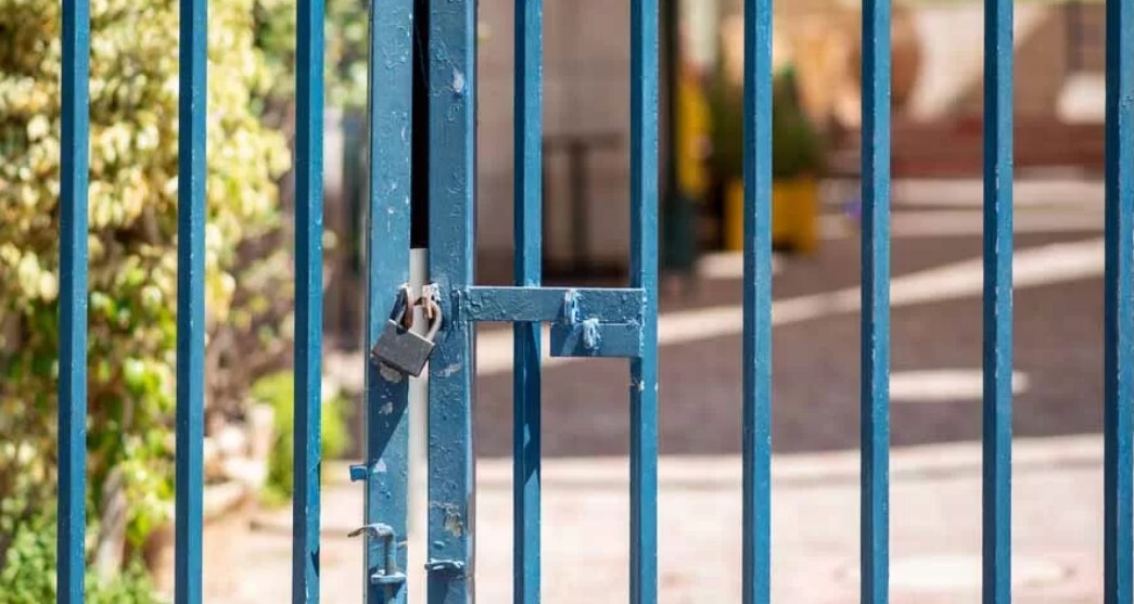Διαμαρτυρία για το αιφνιδιαστικό κλείσιμο των σχολικών μονάδων
