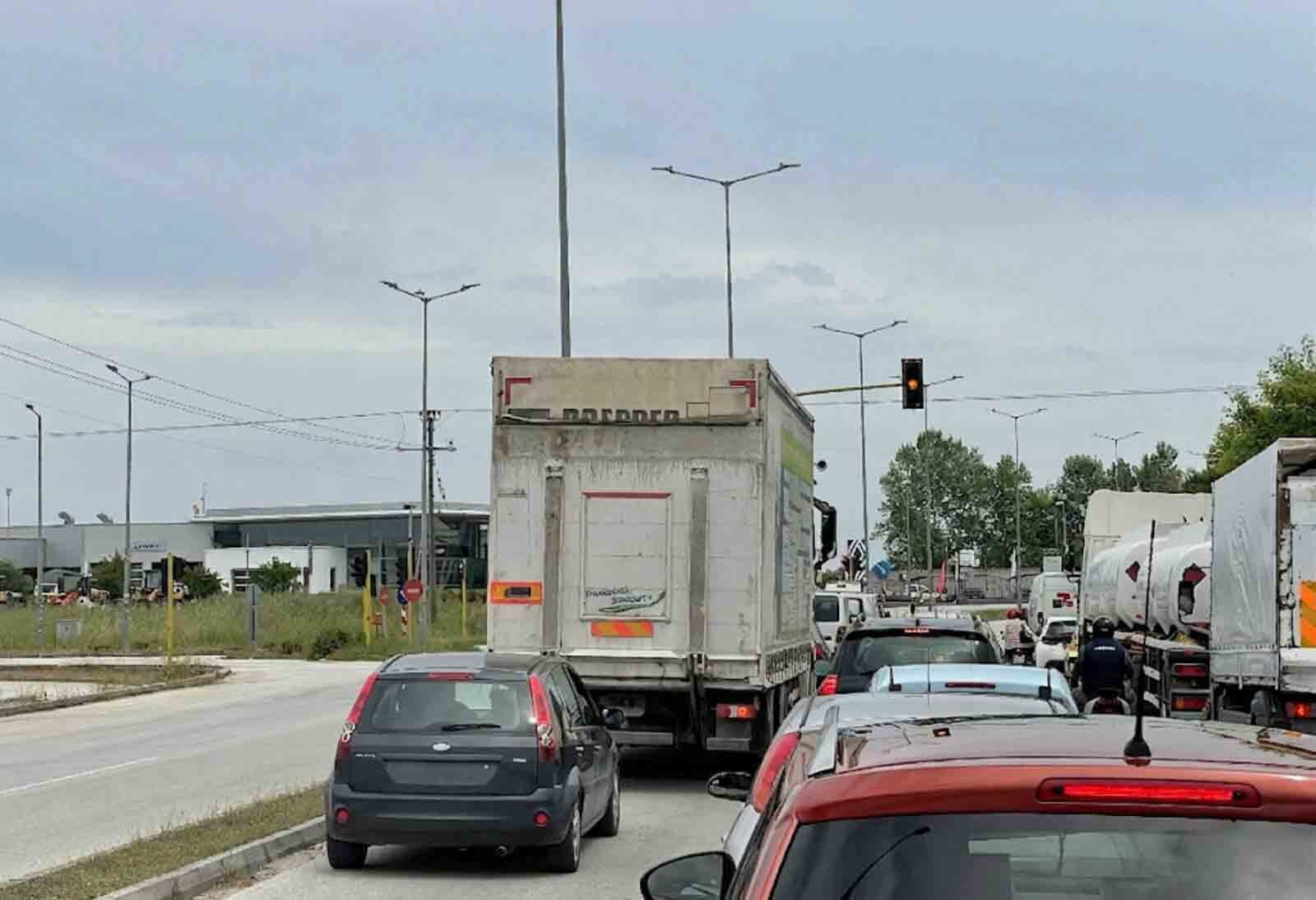 Κυκλοφοριακό χάος στο κέντρο αλλά και στους περιφερειακούς δρόμους της Καρδίτσας λόγω του ποδηλατικού γύρου