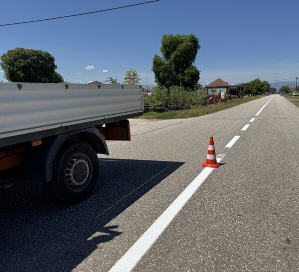 Συνεχίζονται οι εργασίες διαγράμμισης στο οδικό δίκτυο της Π.Ε. Καρδίτσας για τη βελτίωση της οδικής ασφάλειας