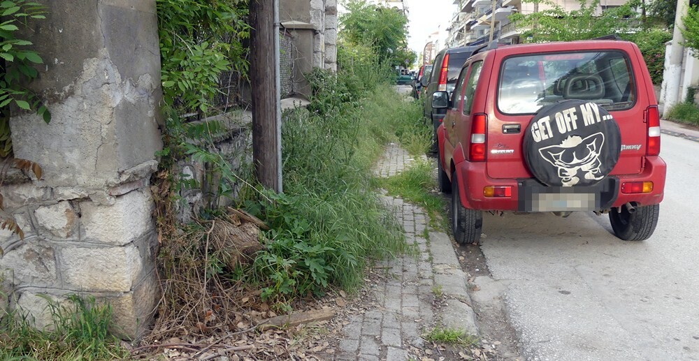 «Άφαντα» τα πεζοδρόμια απ΄ τα χορτάρια