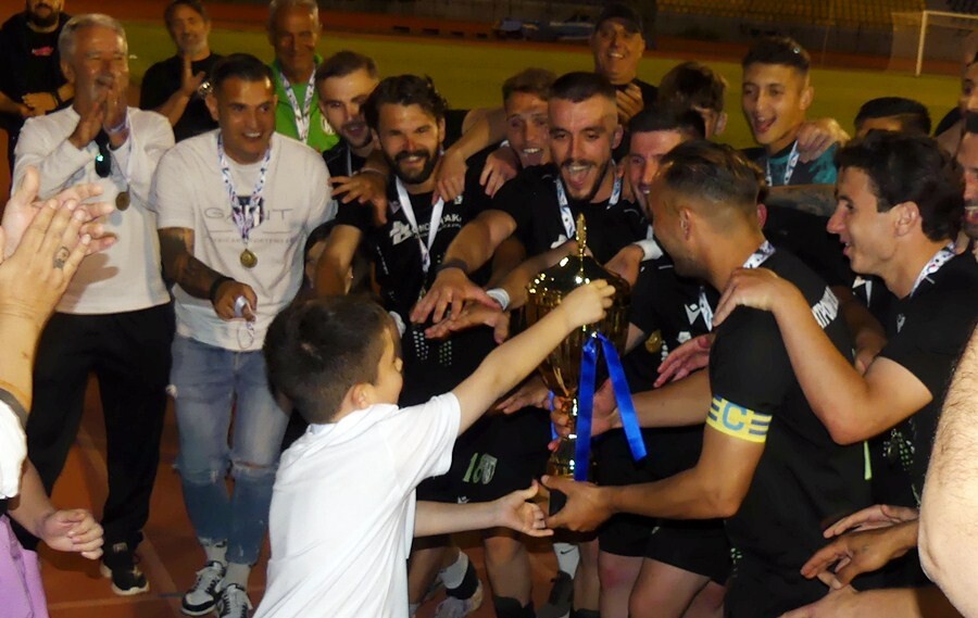 Η απονομή του κυπέλλου ΕΠΣΚ «Ανδρέας Γεωργίου» στον Ατρόμητο Παλαμά
