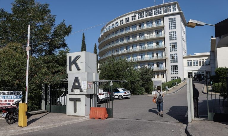 Ηλιούπολη: Σε εξαιρετικά κρίσιμη κατάσταση η 17χρονη, μάχη των γιατρών στο ΚΑΤ – Τα τελευταία νέα για την υγεία της