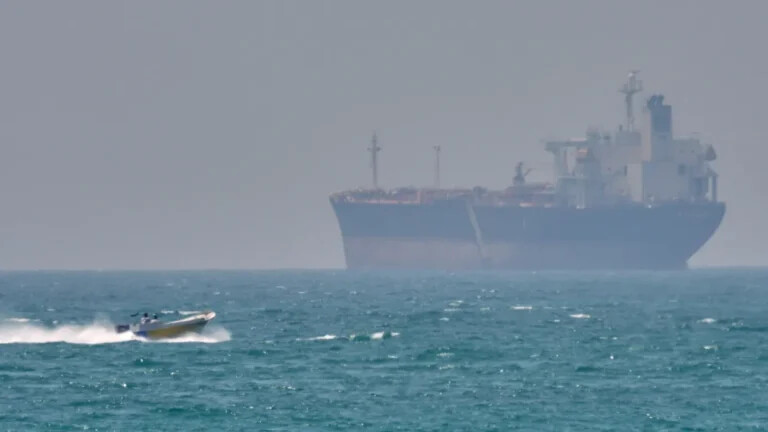 Κινεζικό τάνκερ διέσχισε γεμάτο πετρέλαιο το Ορμούζ με φόντο τη συνάντηση Τραμπ - Σι Τζινπίνγκ