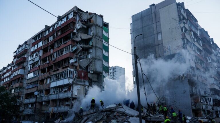 Στους 21 οι νεκροί από τα ρωσικά αεροπορικά πλήγματα στο Κίεβο