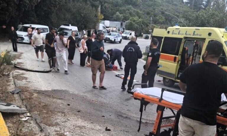 Σοβαρό τροχαίο στην Σκιάθο: Αυτοκίνητο κατέληξε στην είσοδο ξενοδοχείου