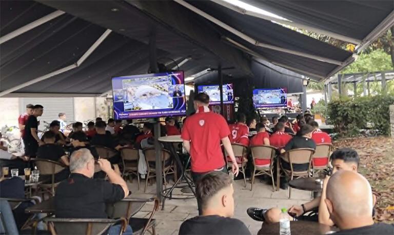 Γεμίζουν τα καφέ της Καρδίτσας για τον τελικό της Ευρωλίγκας