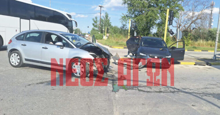 Σύγκρουση δύο ΙΧ στα φανάρια του Καράμπαλη, στην είσοδο της Καρδίτσας (ΦΩΤΟ)