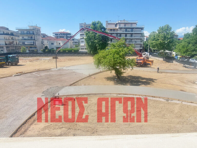 Σε πλήρη εξέλιξη οι εργασίες στον περιβάλλοντα χώρο του δημαρχείου Καρδίτσας