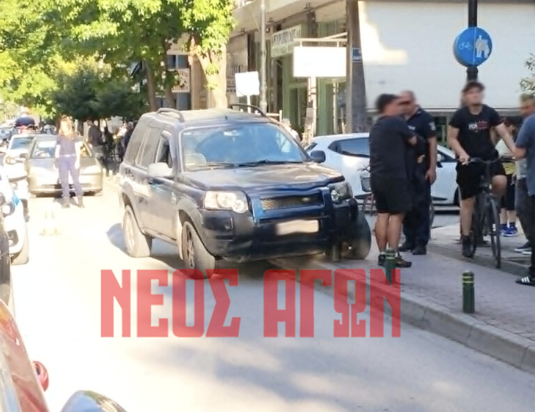 Αυτοκίνητο «καρφώθηκε» σε κολωνάκι στον ποδηλατόδρομο της Μπλατσούκα (ΦΩΤΟ)