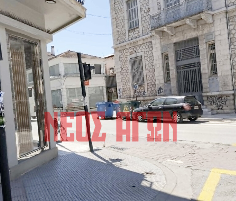 Απομακρύνθηκαν οι παλιές πινακίδες στο ύψος της παλιάς πέτρινης τράπεζας (ΦΩΤΟ)