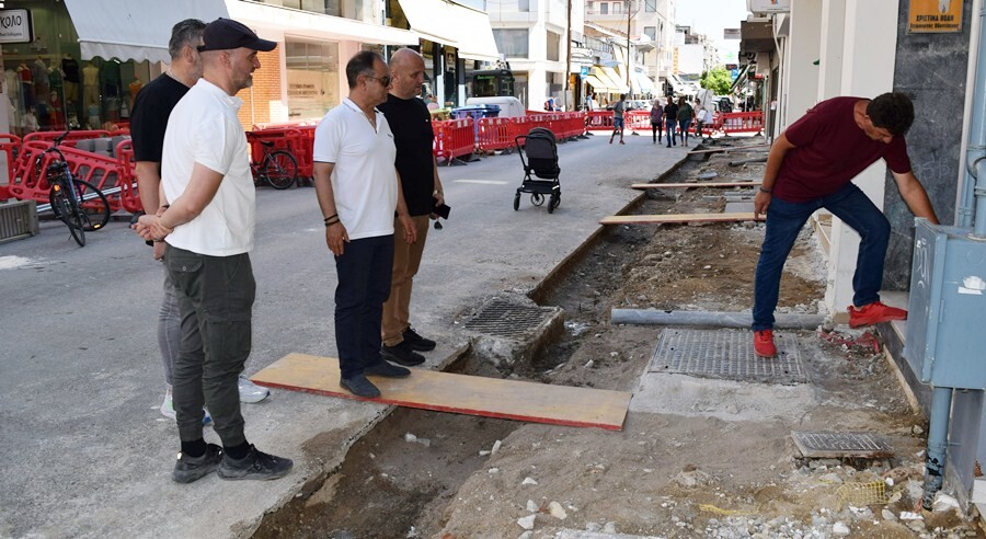 Προχωρά το έργο της ανακατασκευής πεζοδρομίων στην οδό Κουμουνδούρου