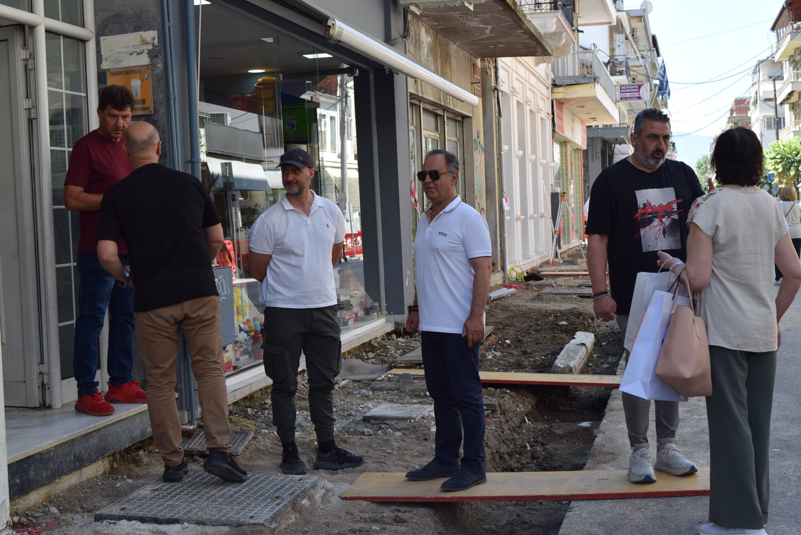 Προχωρά το έργο της ανακατασκευής πεζοδρομίων στην οδό Κουμουνδούρου