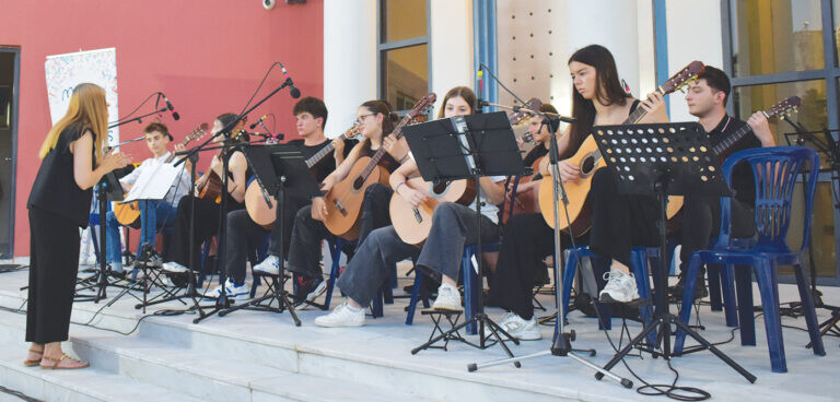 Ο Μάνος Χατζιδάκις στο Αρχαιολογικό Μουσείο από το Μουσικό Σχολείο Καρδίτσας