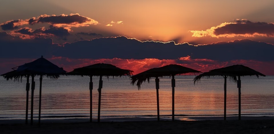 Δημοσκόπηση: Κάθε πέρσι και καλύτερα… Λιγότεροι θα μπορέσουν φέτος να πάνε διακοπές