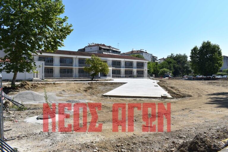Διαμορφώθηκαν οι διάδρομοι και συνεχίζονται οι εργασίες στον περιβάλλοντα χώρο του νέου Δημαρχείου