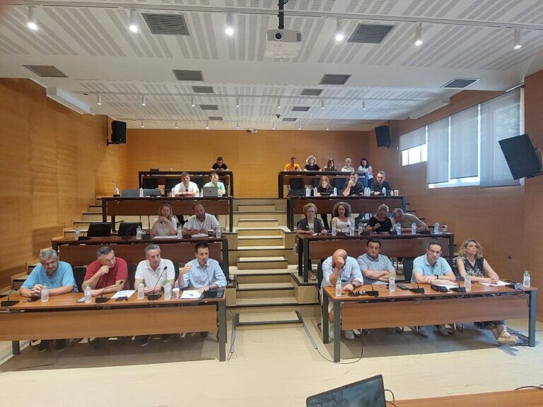 Η πρόθεση δωρεάς για κάμερες και ελαιοχρωματισμούς σε σχολεία συζητήθηκε στο Δημοτικό Συμβούλιο Καρδίτσας