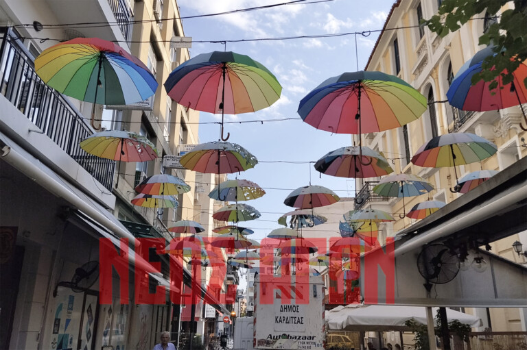 Αντικαθίστανται οι πολύχρωμες ομπρέλες στην Παλαιών Μαστόρων στην Καρδίτσα (ΦΩΤΟ)
